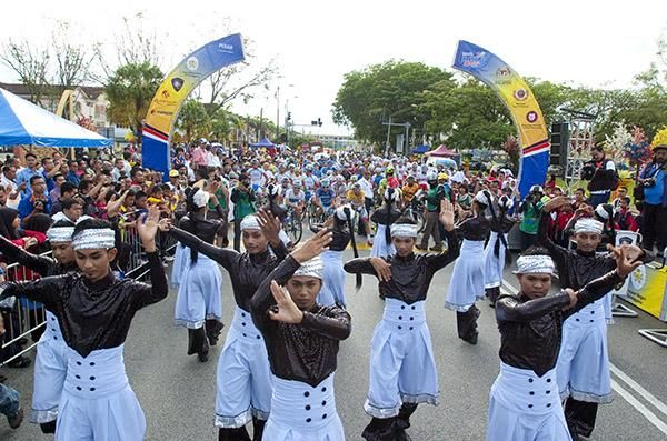 Local performers in Pekan go through their routine prior to stage eight of the tour.