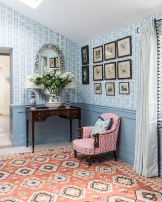 A hallway with pattern in the wallpaper: how to mix patterns