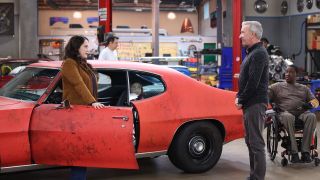 Tim Allen's Matt talking to Kat Dennings' Riley near messed up GTO in Shifting Gears