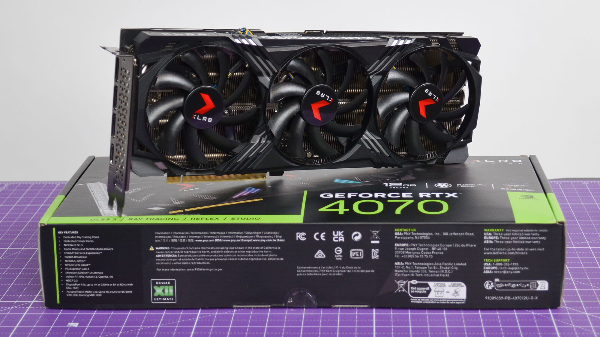 Uma placa gráfica PNY GeForce RTX 4070 XLR8 OC em um tapete de mesa roxo