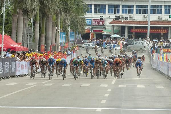 The peloton speed to the line in Dongfang to complete stage eight.