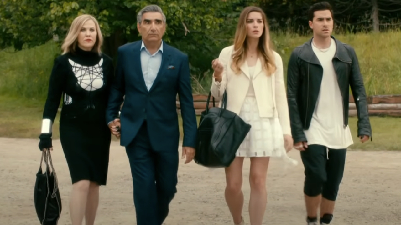 Catherine O'Hara, Eugene Levy, Annie Murphy ve Dan Levy, Schitt's Creek'te tamamen dehşete düşmüş bir halde toprak yolda yürüyorlar