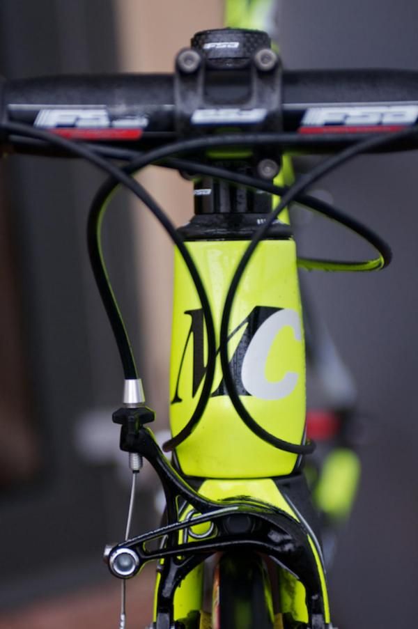 The chunky head tube houses a tapered steerer.