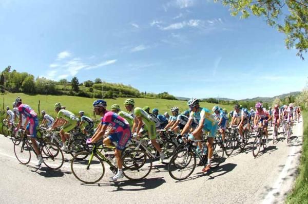 Roman Kreuziger (Astana) follows Michele Scarponi (Lampre-ISD) in the bunch.