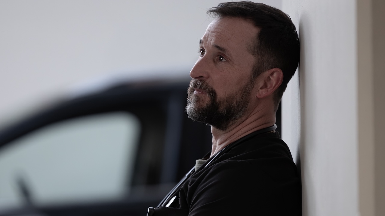 Robby broedt in de ambulancekamer in The Pitt 2x14