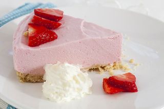 Plate color affects taste. A study shows that this strawberry mousse will taste better thanks to the white plate beneath it. 