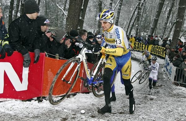 Bart Wellens attacks the stairs in Kalmthout