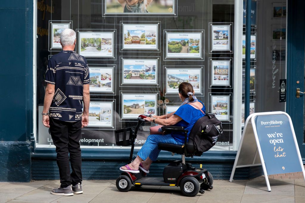 Zoopla House Price Index: people look at estate agency&#039;s listings