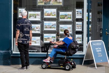 Zoopla House Price Index: people look at estate agency's listings