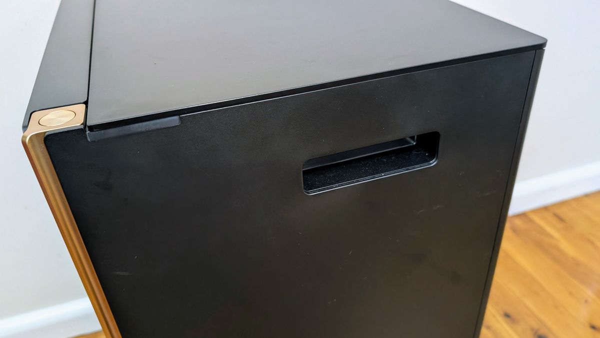 Dreame Matrix10 Ultra base station showing close up of carry handles