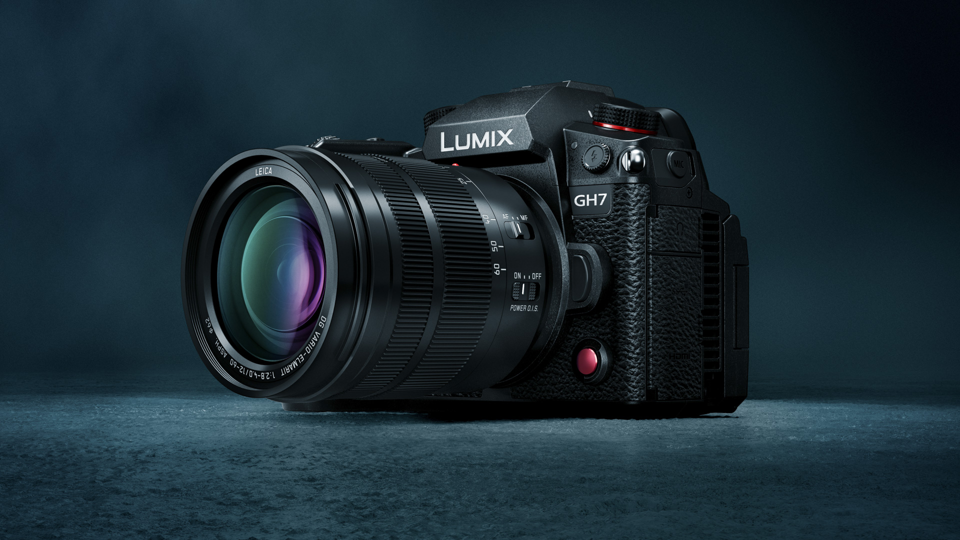 Cámara Panasonic Lumix GH7 con lente Leica 12-60 mm montada sobre un fondo azul oscuro