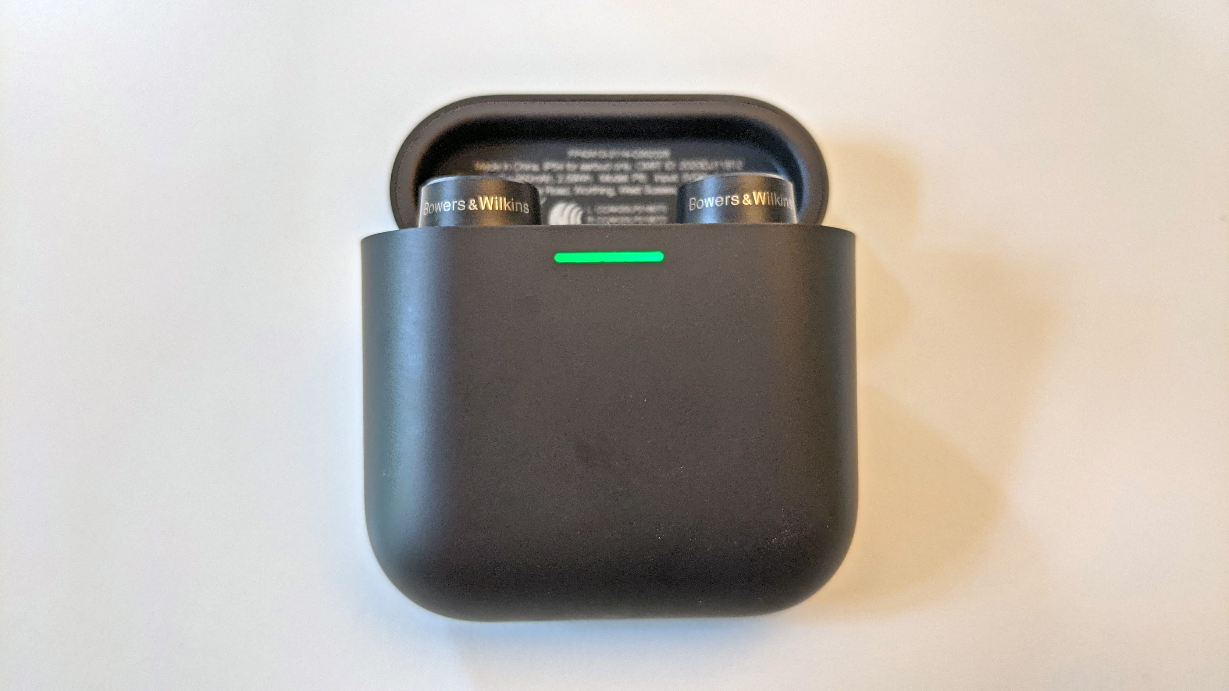 Anthrazitfarbene Bowers & Wilkins PI5 im Ladecase