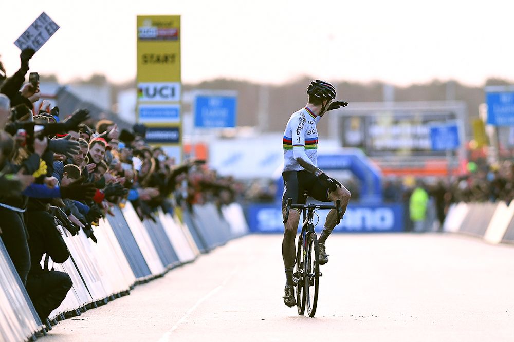 Wout Van Aert wins the 2016 Zolder World Cup