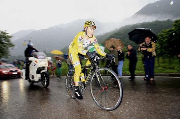 Iban Mayo surprises and delights the fans on the way to Comano Terme
