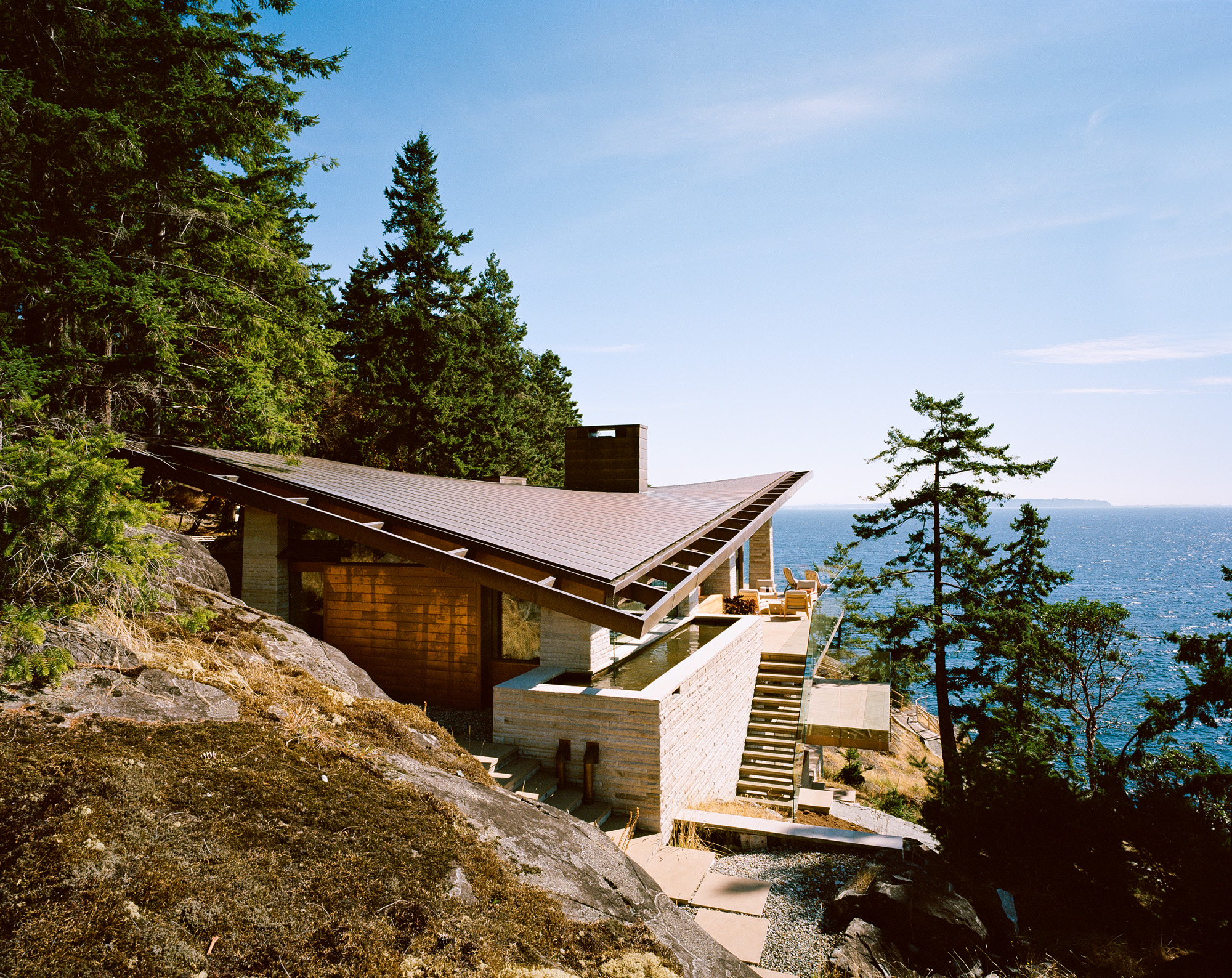 timber home in the woods by canadian architect Daniel Evan White