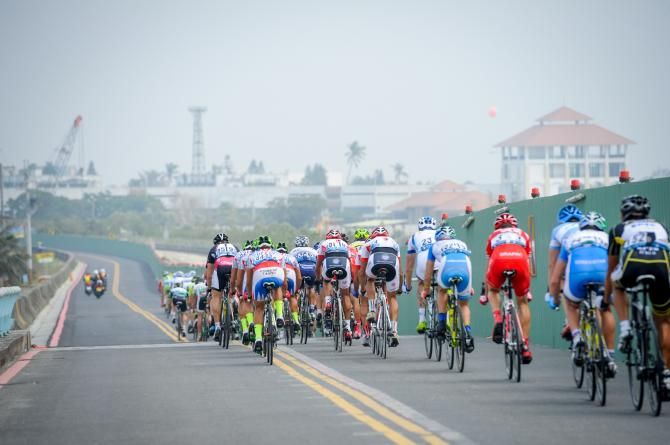 The peloton on one of the laps around Stage 5