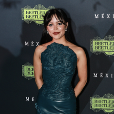 Jenna Ortega poses during the 'Beetlejuice Beetlejuice' fan event at Plaza Toreo Parque Central on August 14, 2024 in Naucalpan de Juarez, Mexico in a green leather dress