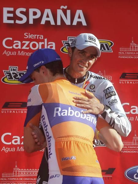 Alberto Contador (Saxo Bank Sungard) congratulates time trial champion Luis Le&oacute;n S&aacute;nchez (Rabobank).