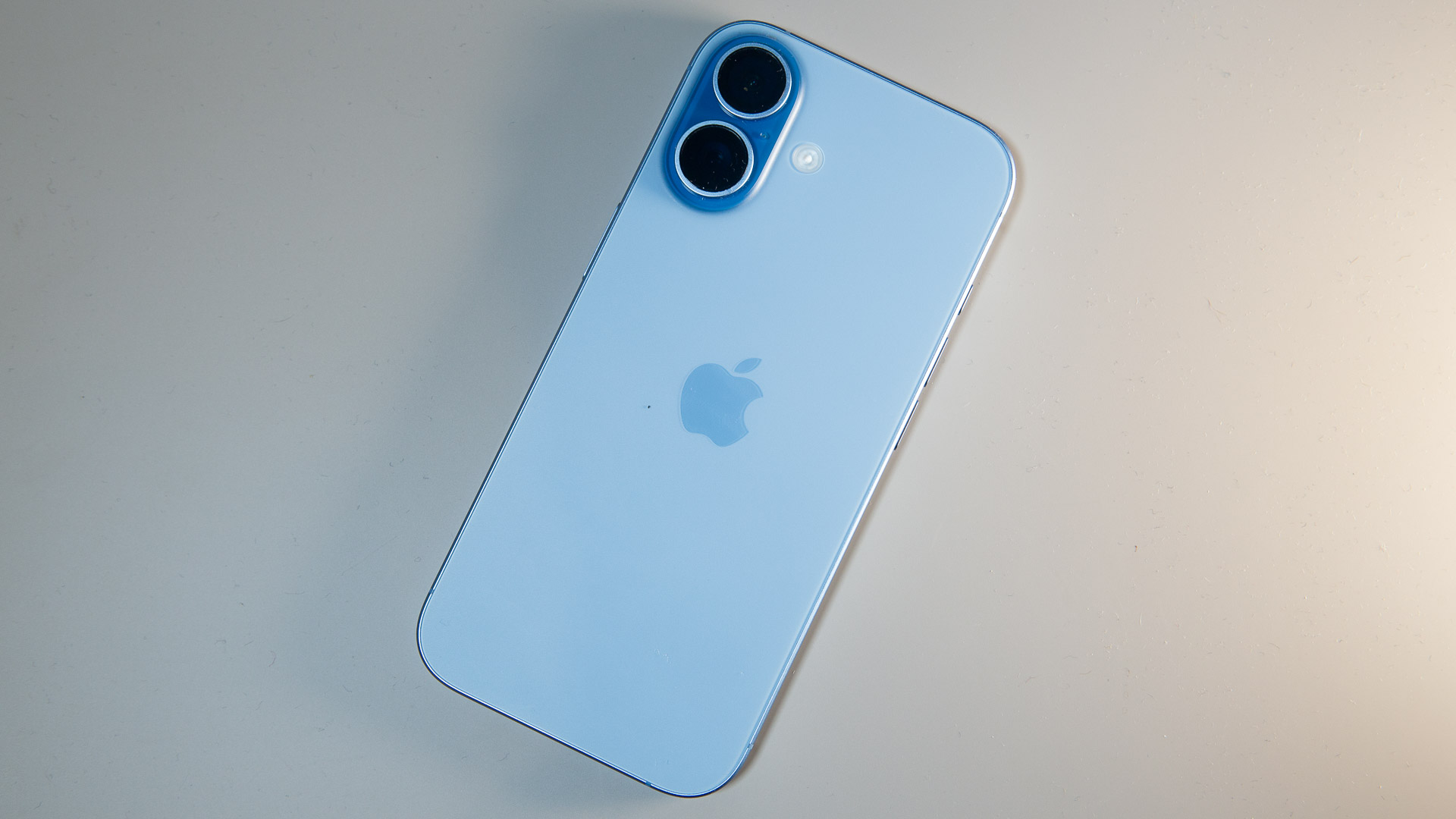 Apple iPhone 17 in Mist Blue