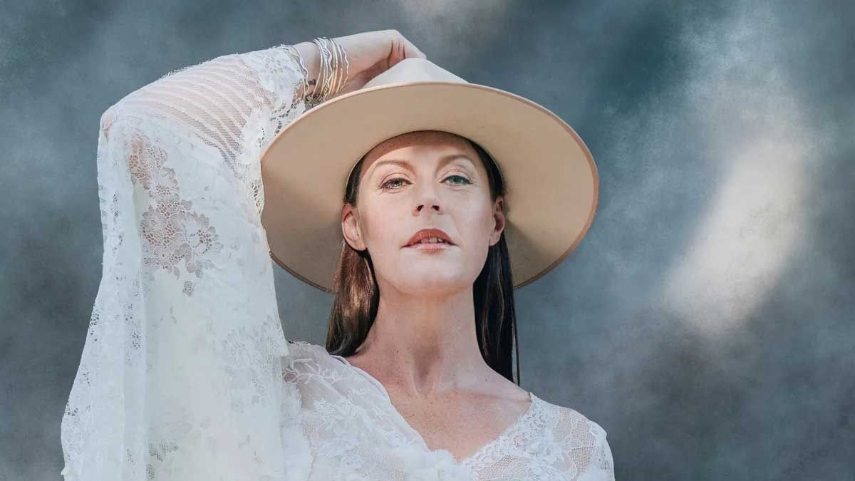 Floor Jansen holding on to her hat