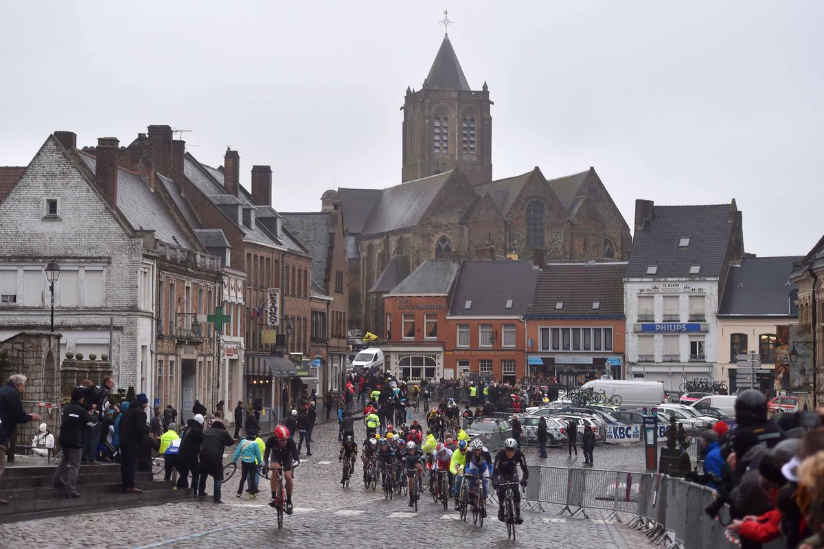The front of the peloton passes through Ghent