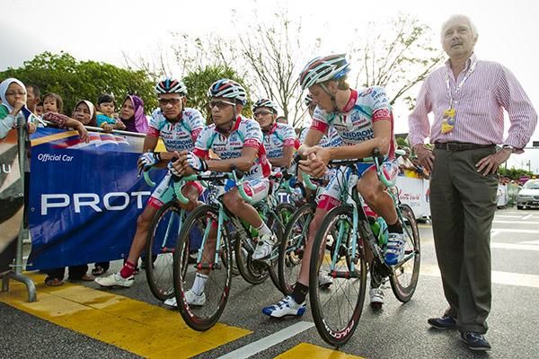 Gianni Savio with his Androni Giocattoli troops on the startline in Pekan awaiting the arrival of their teammate and tour leader Jose Serpa.