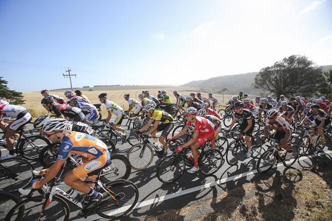 The peloton up a small climb early on.