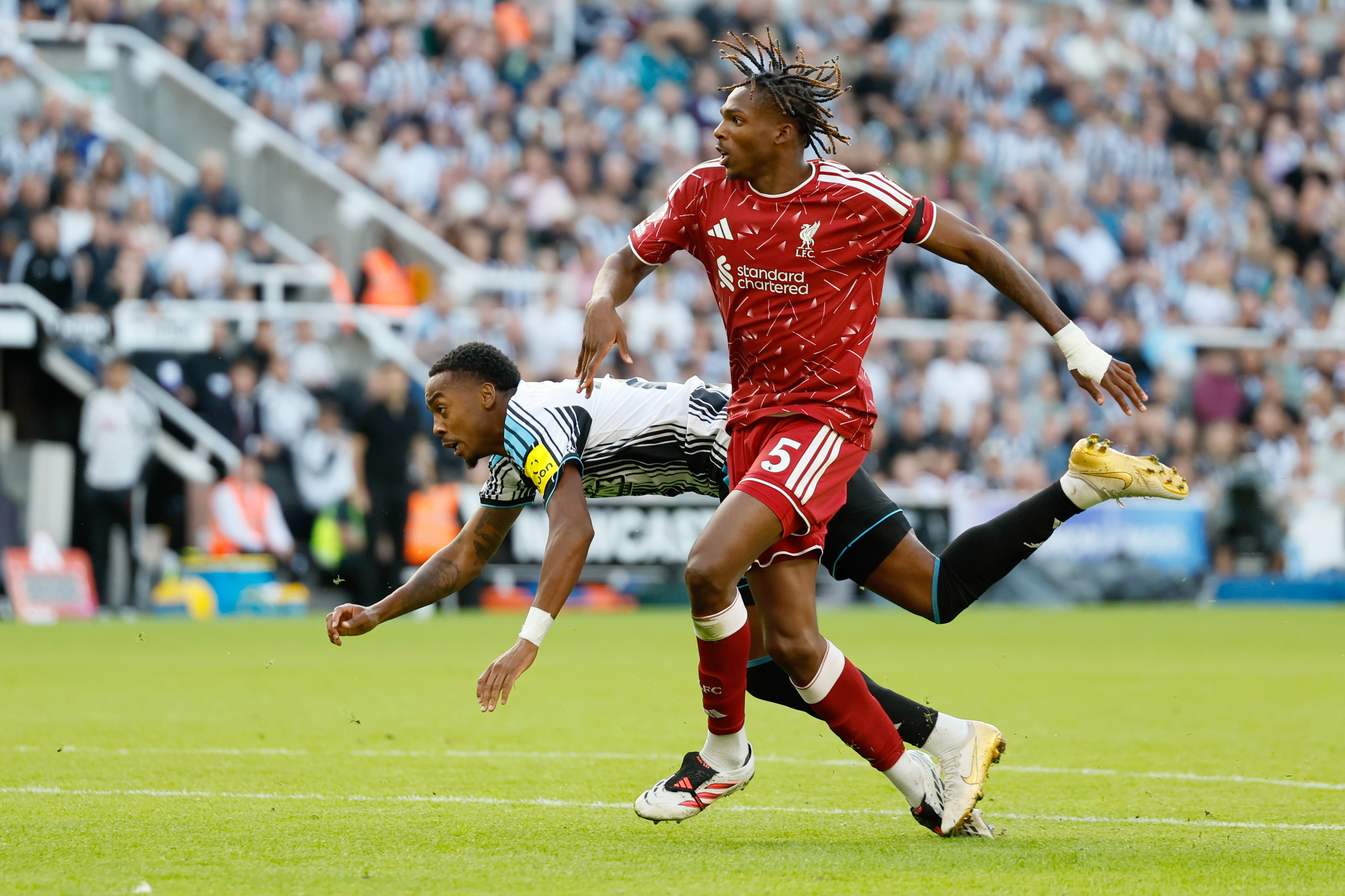 NEWCASTLE UPON TYNE, ENGLAND - AUGUST 23: Jeremy Jacquet of Liverpool cant stop Joe Willock of Newcastle United scoring 2nd goal during the Premier League 2026/27 match between Newcastle United and Liverpool FC at St James&amp;apos; Park on August 23, 2026 in Newcastle upon Tyne, England. (Photo by Richard Sellers/Sportsphoto/Allstar via Getty Images)