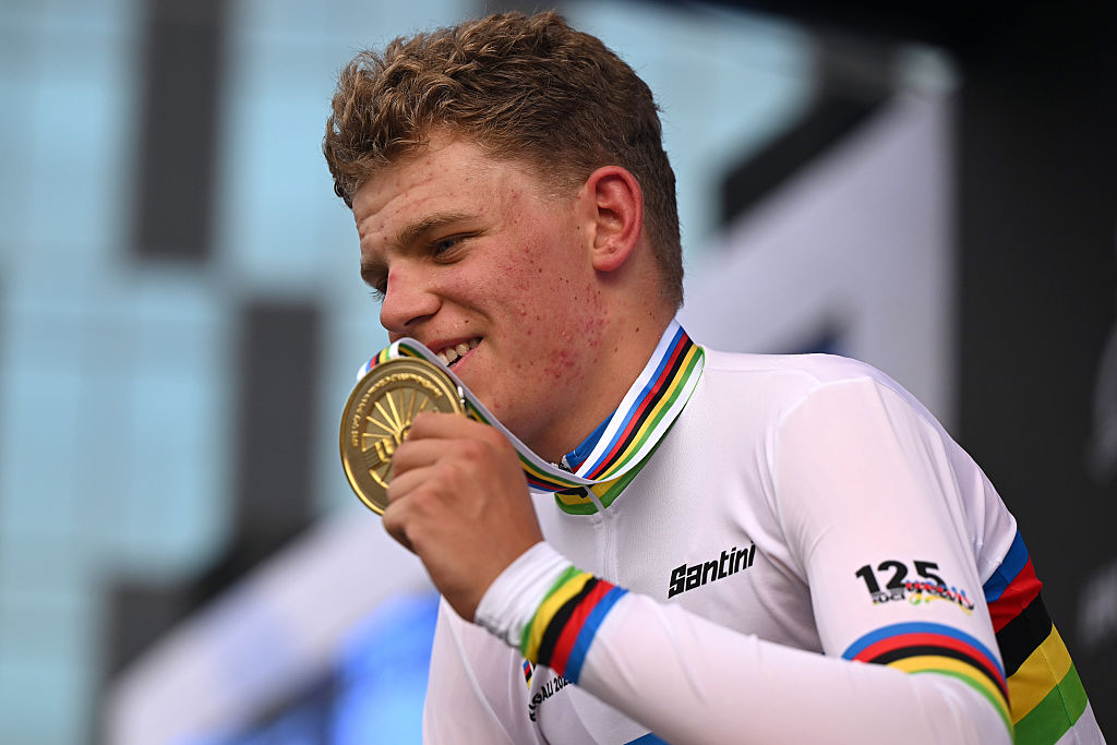 KIGALI, RWANDA - SEPTEMBER 23: Gold medalist Michiel Mouris and Team Netherlands celebrates winning during the medal ceremony after the 98th UCI Cycling World Championships Kigali 2025 - Men Junior Individual Time Trial a 22.6km race from Kigali to Kigali on September 23, 2025 in Kigali, Rwanda. (Photo by Dario Belingheri/Getty Images)