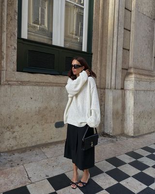 Sophisticated Fashion Trends: @deborabrosa wears a white knitted jumper, black skirt and black low-heeled mules