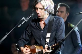 Snow Patrol’s lead singer Gary Lightbody uses a d:facto Vocal Microphone with a Sennheiser 5200ii wireless transmitter handle.