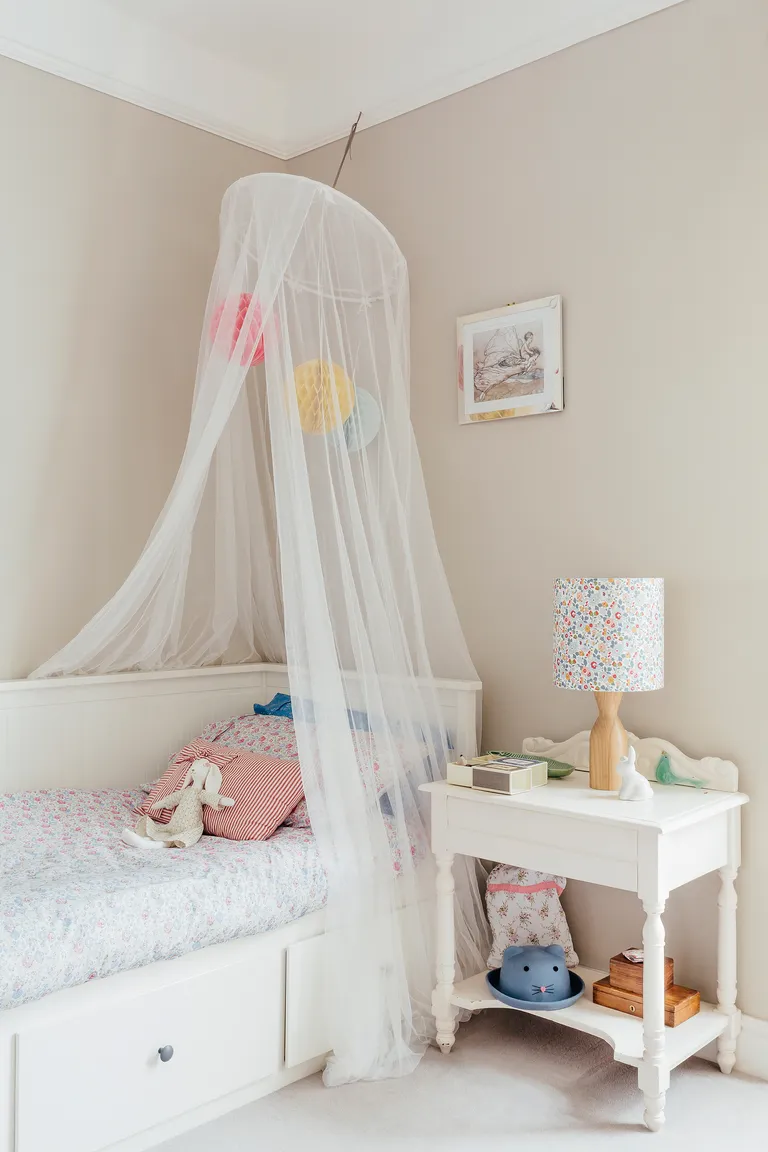 Girl's room with Hemnes daybed Ikea