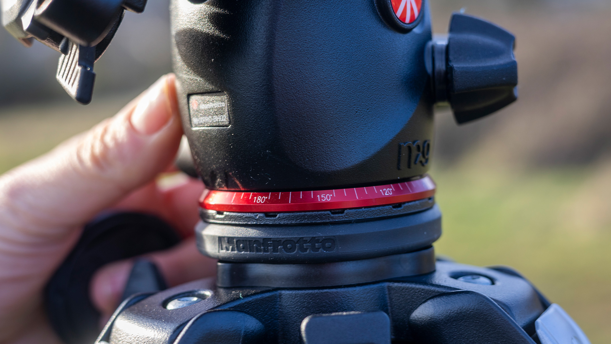 Close up of the ball head and the 360º markings