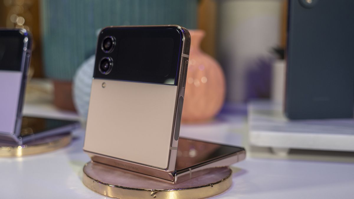 Samsung Galaxy Z Flip 4 Pink Gold colorway