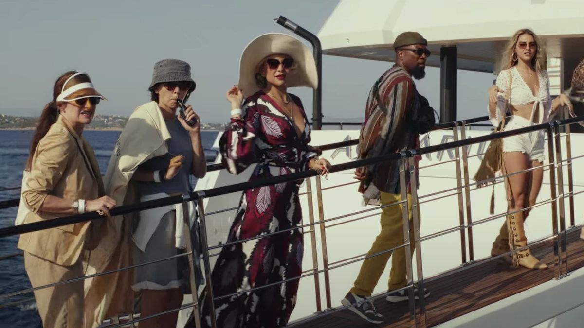 Members of Knives Out 2&#039;s main cast walking up to a boat