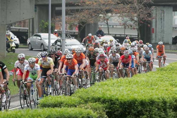 The peloton rolls through Taichung City.