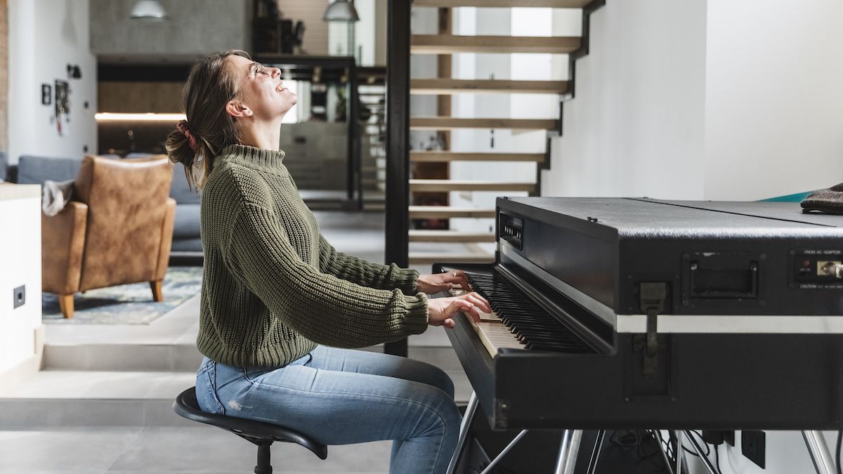 I the piano every day. Гармонии фортепиано. Woman playing Piano.