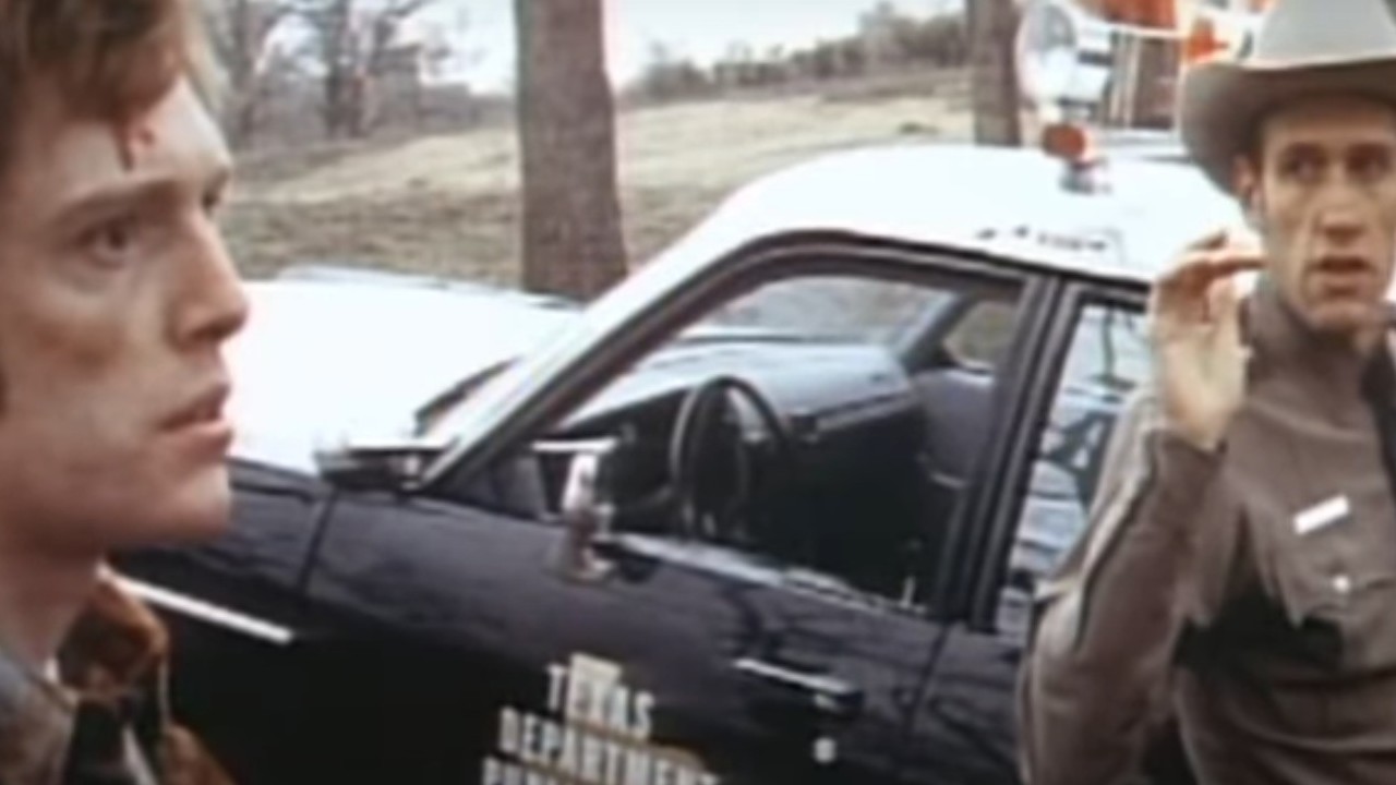 William Atherton holding Michael Sacks hostage in The Sugarland Express