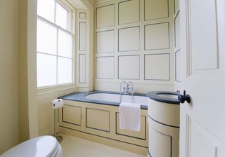 bathroom with bathtub and tissue roll and towel