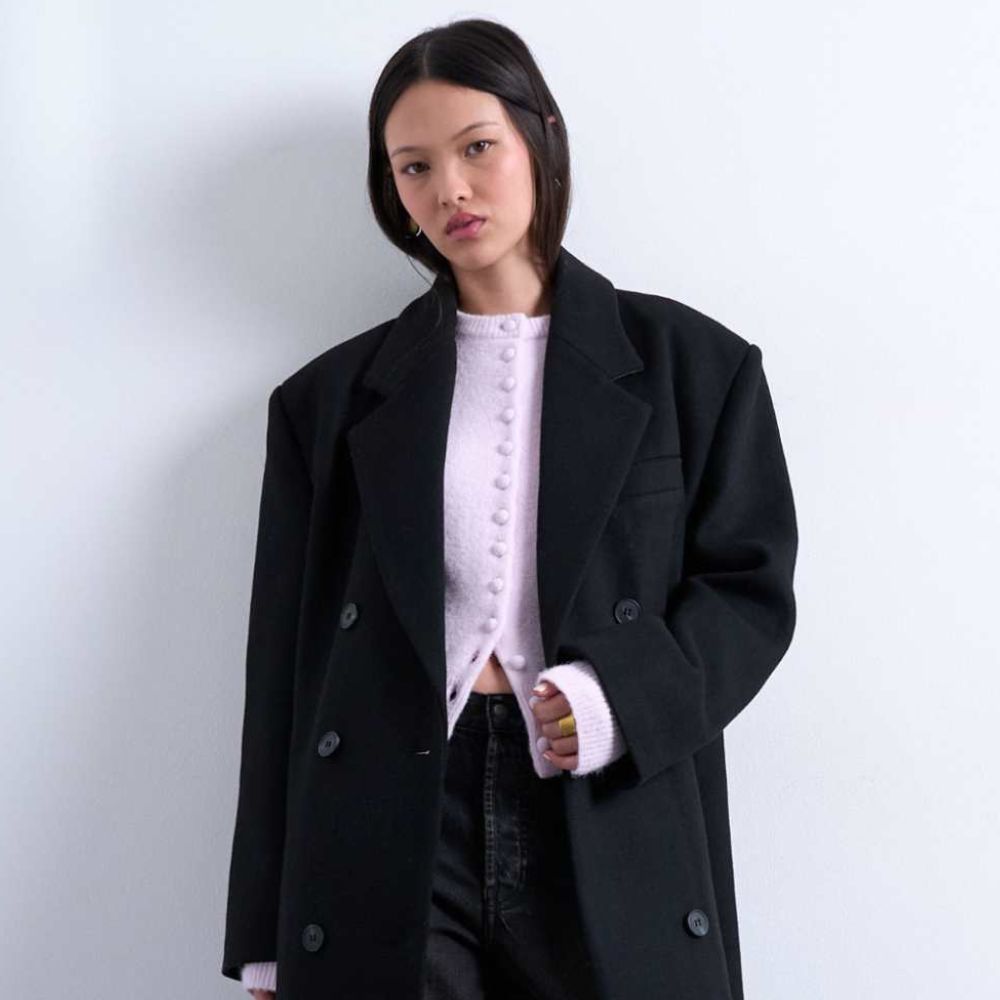 model wearing black Zara blazer