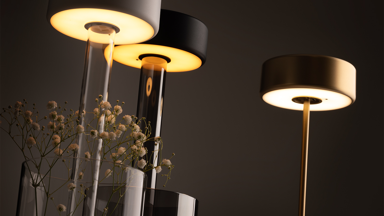 Maytoni AI table lamp-vase with flowers in them