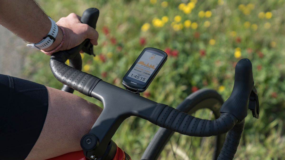 Garmin Edge 1040 Solar Bike Computer - GPS, Wireless, Black Bike