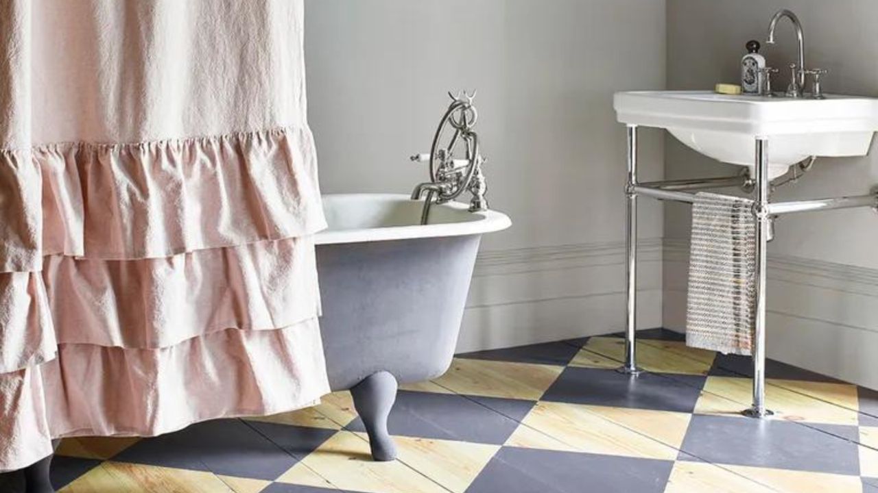 Bath tub with checkerboard flooring