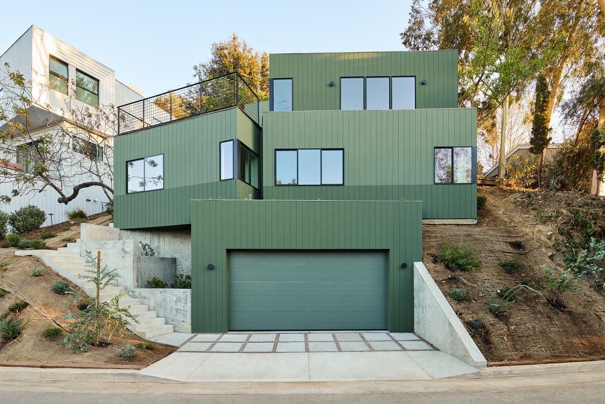 <div>On a sloped Los Angeles site, a cascade of green 'boxes' offers inside outside living</div>