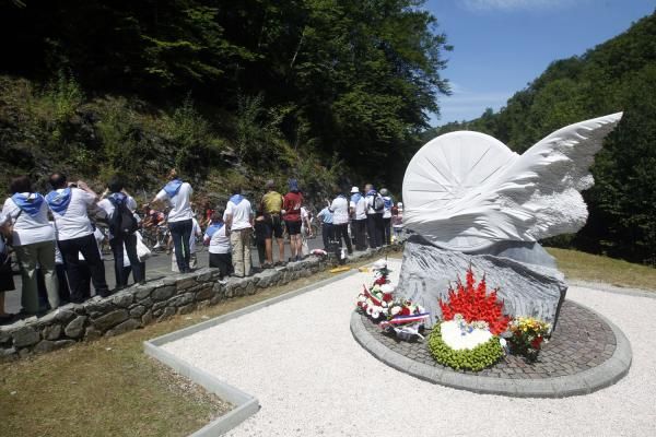 The race passed the Fabio Casertelli memorial early in the stage