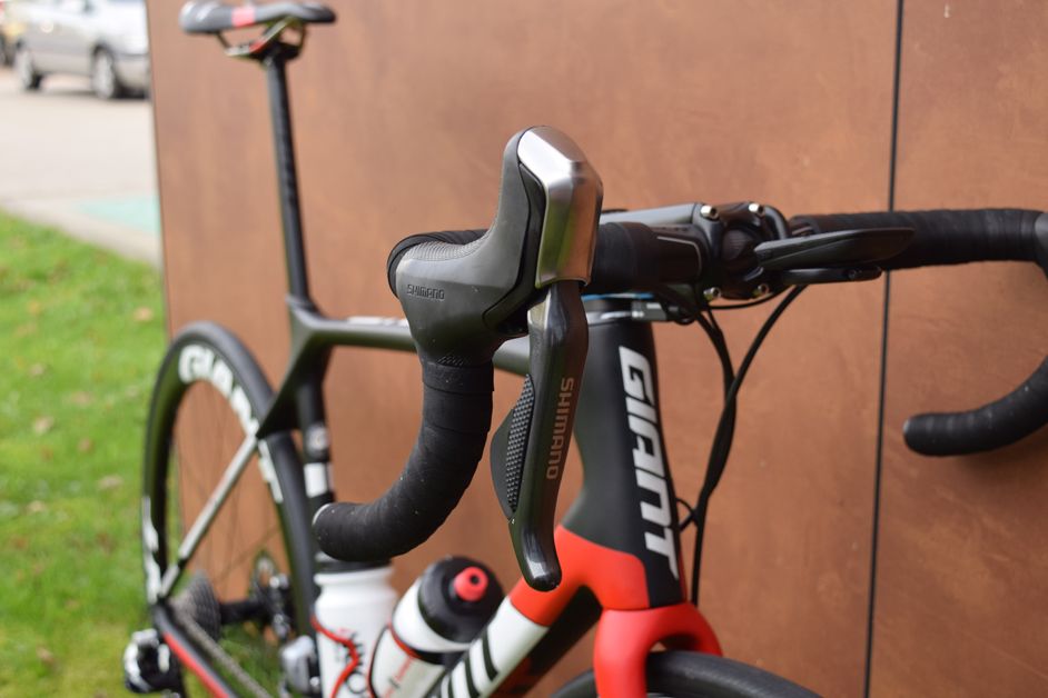 The disc brake equipped TCR is paired with the older non-series Shimano hydraulic disc/electronic shifter levers
