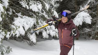Woman skiing while wearing Glade Adapt 2 ski goggle