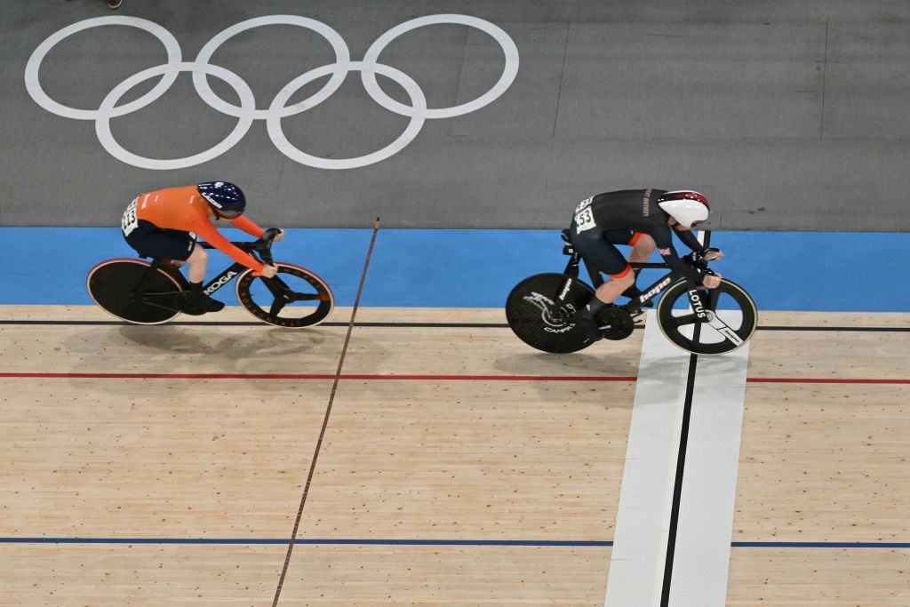 An overview shows Britain's Emma Finucane (R) winning ahead of Netherlands' Hetty van de Wouw in the women's track cycling sprint final race 2 for bronze of the Paris 2024 Olympic Games at the Saint-Quentin-en-Yvelines National Velodrome in Montigny-le-Bretonneux, south-west of Paris, on August 11, 2024. (Photo by Sebastien BOZON / AFP)