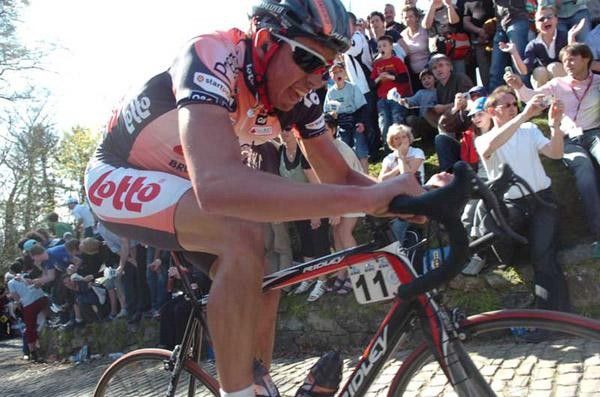 Hoste gives a huge effort to bridge up to Ballan