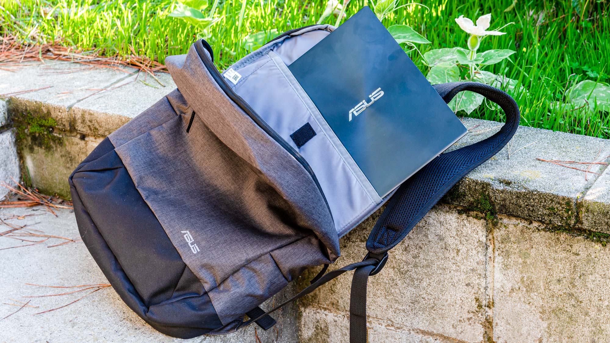 Asus ZenBook Pro Duo 15 OLED in backpack